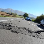 Una strada distrutta dal terremoto del 2016 (foto Settonce, riproduzione riservata)