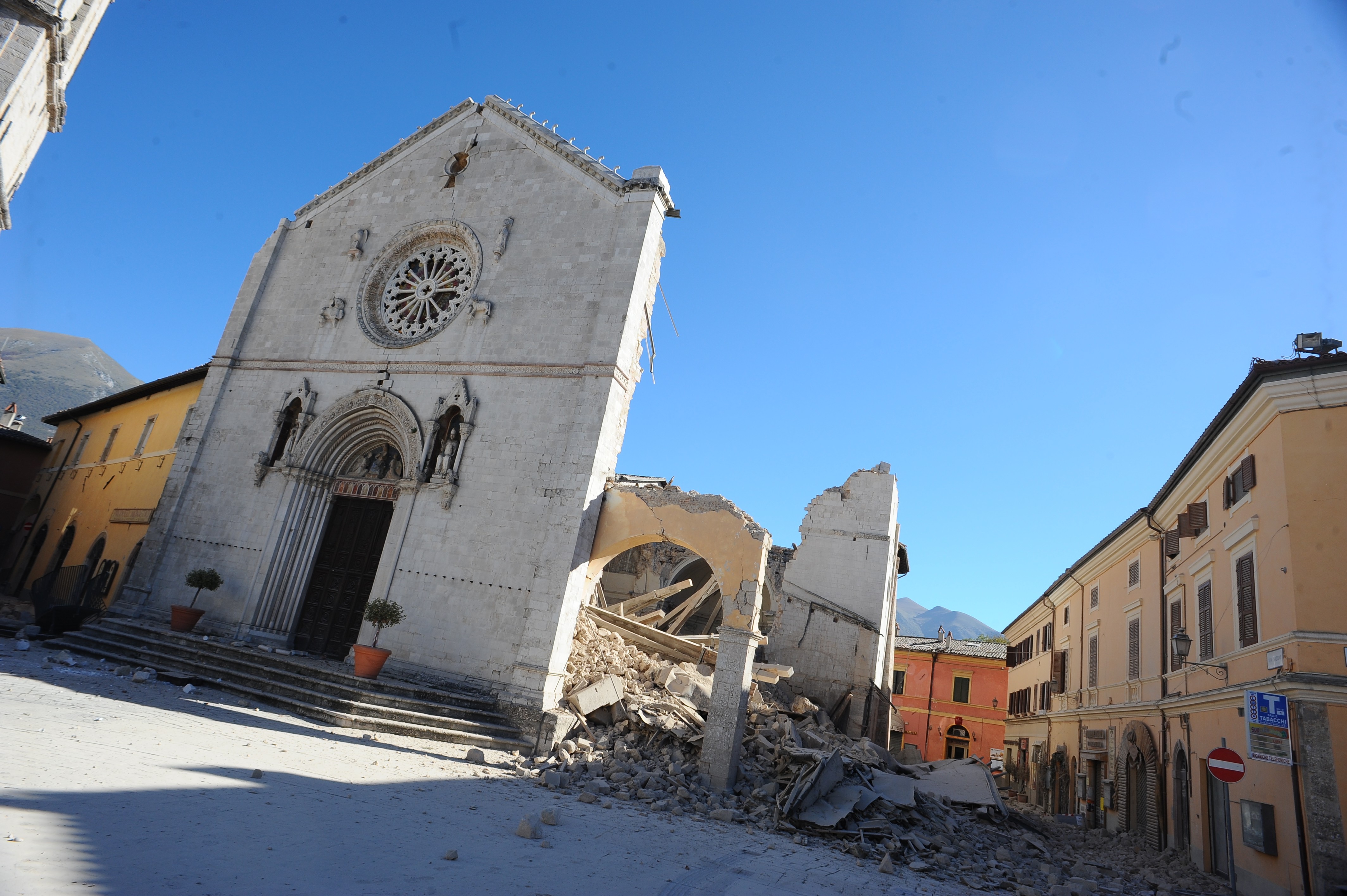 Norcia scossa dal terremoto del 2016 (foto Settonce, riproduzione riservata)