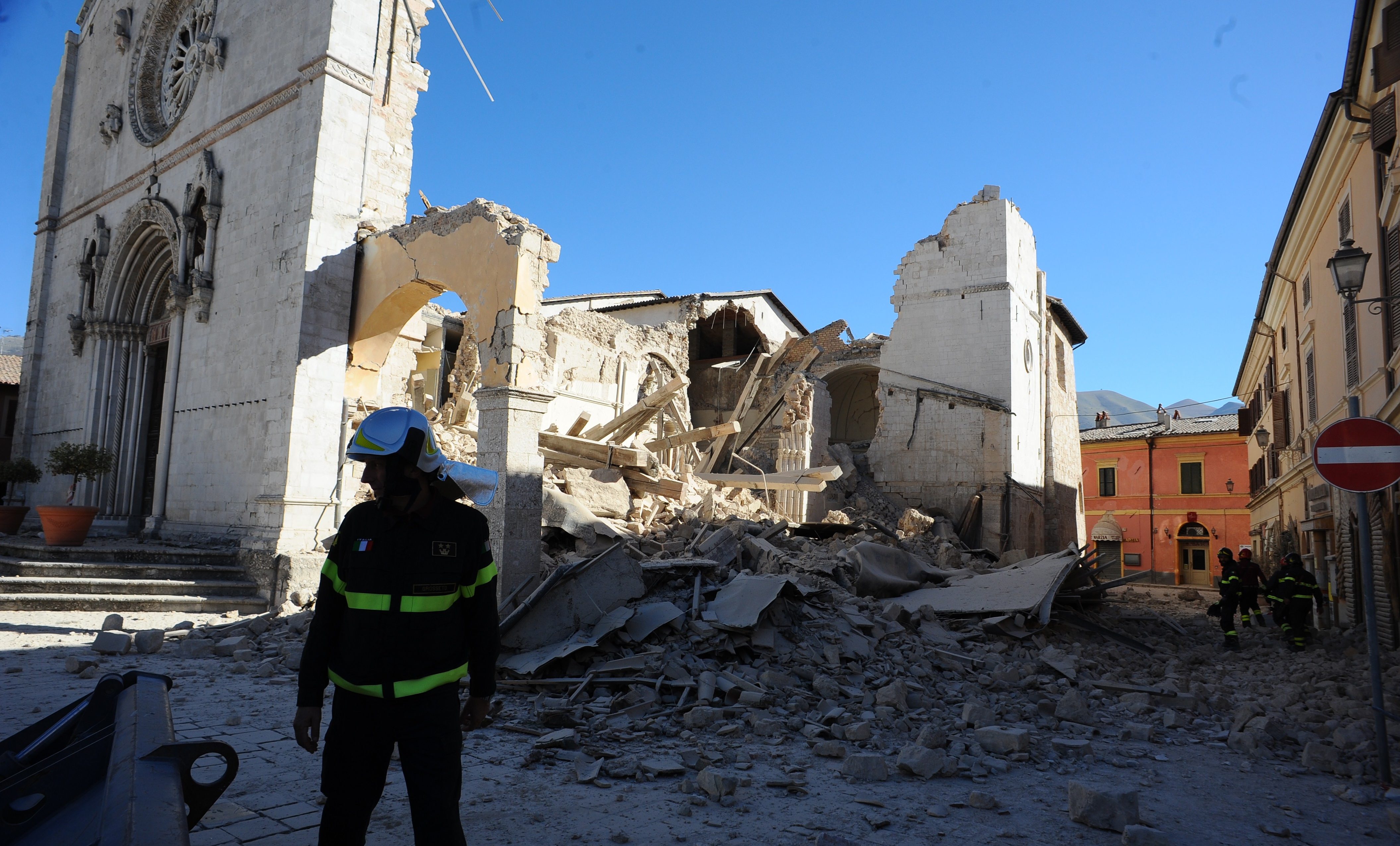 Norcia scossa dal terremoto del 2016 (foto Settonce, riproduzione riservata)