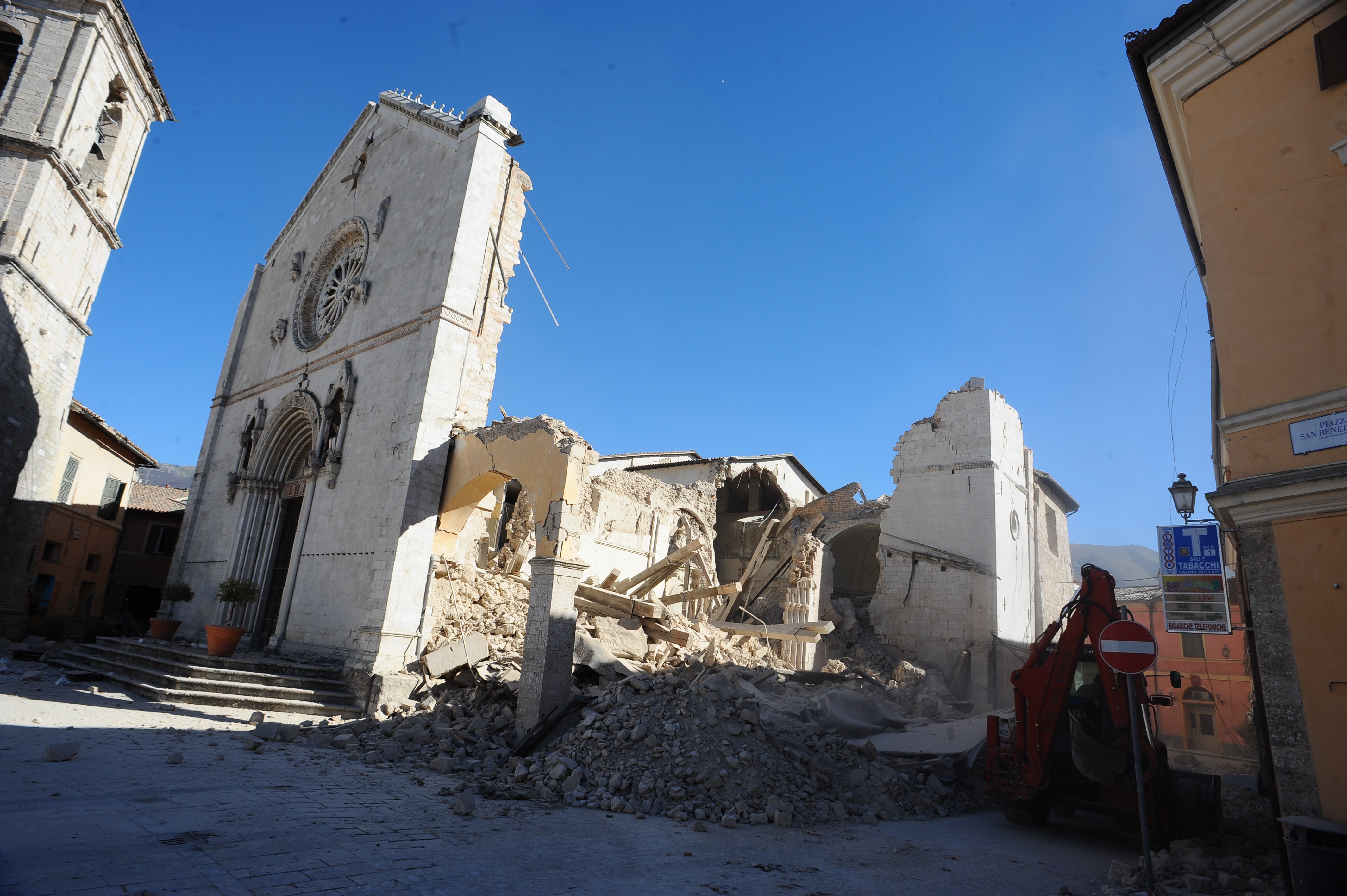 Norcia scossa dal terremoto del 2016 (foto Settonce, riproduzione riservata)