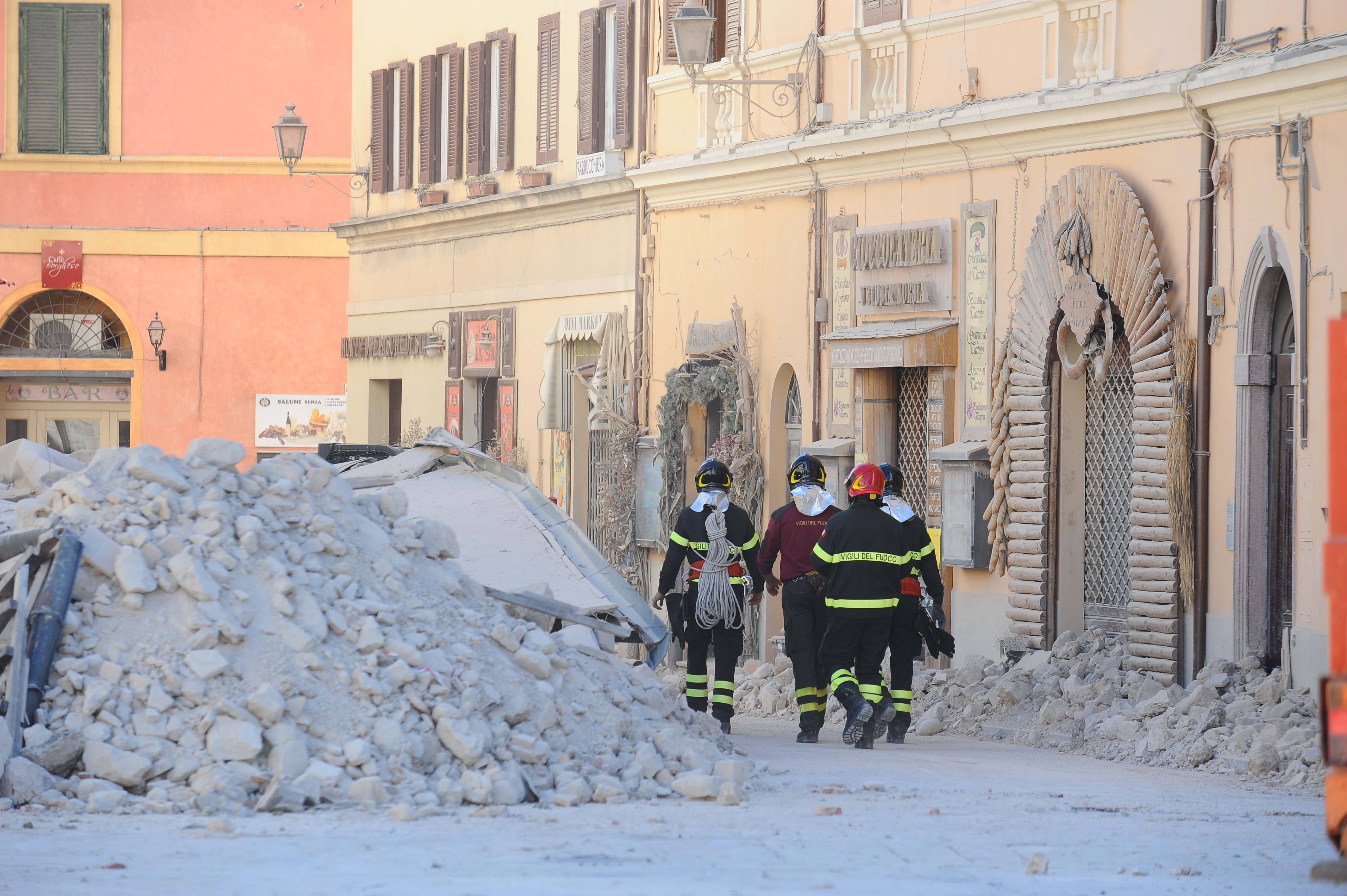 Norcia scossa dal terremoto del 2016 (foto Settonce, riproduzione riservata)