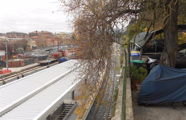 Ponte San Giovanni, mandorlo sui binari
