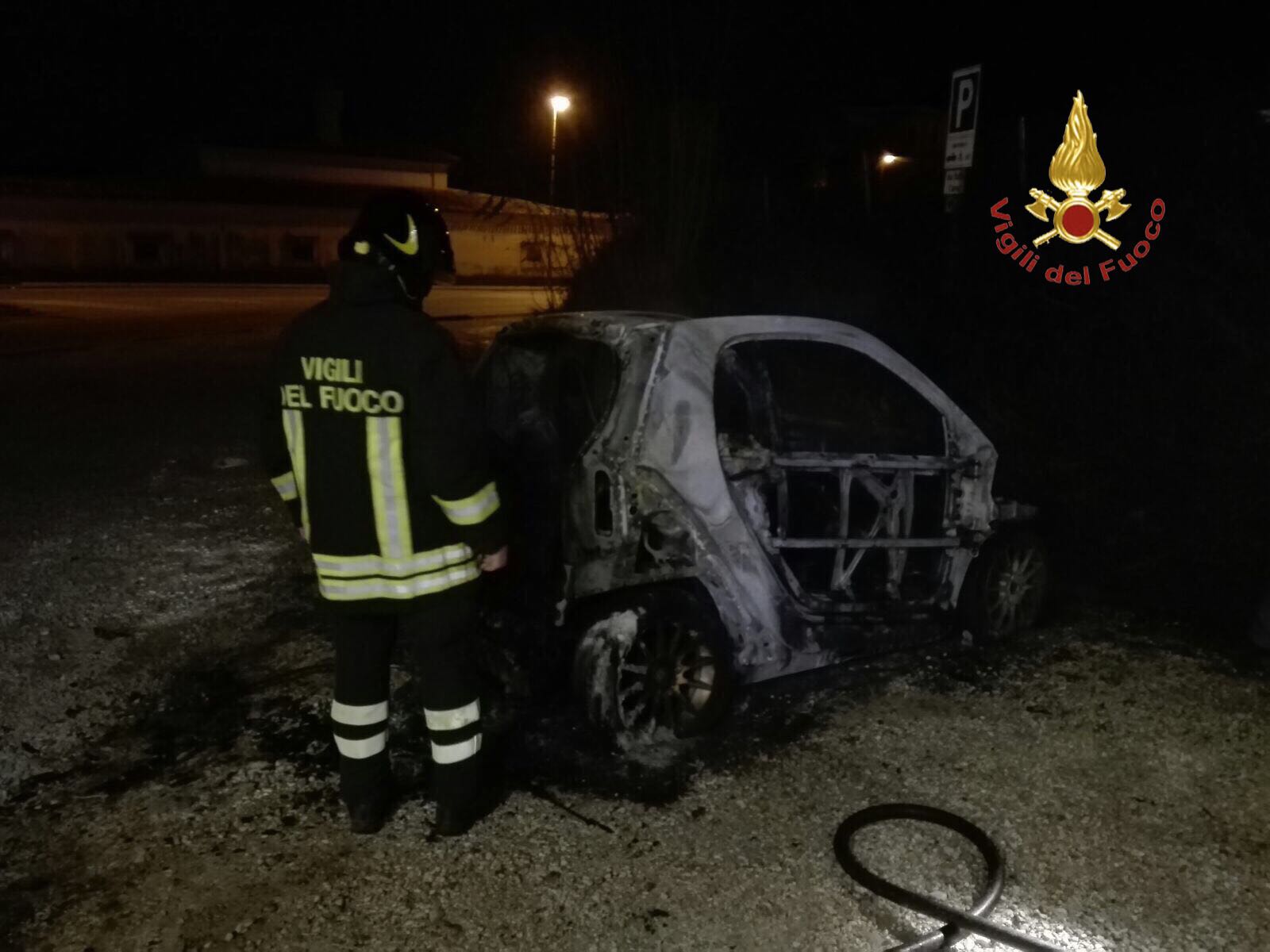 I vigili del fuoco e l'auto distrutta a Preci
