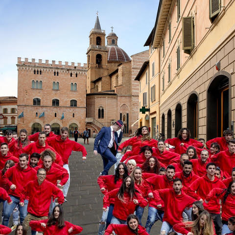 E il flashmob in piazza della Repubblica a Foligno secondo i creativi della Tim