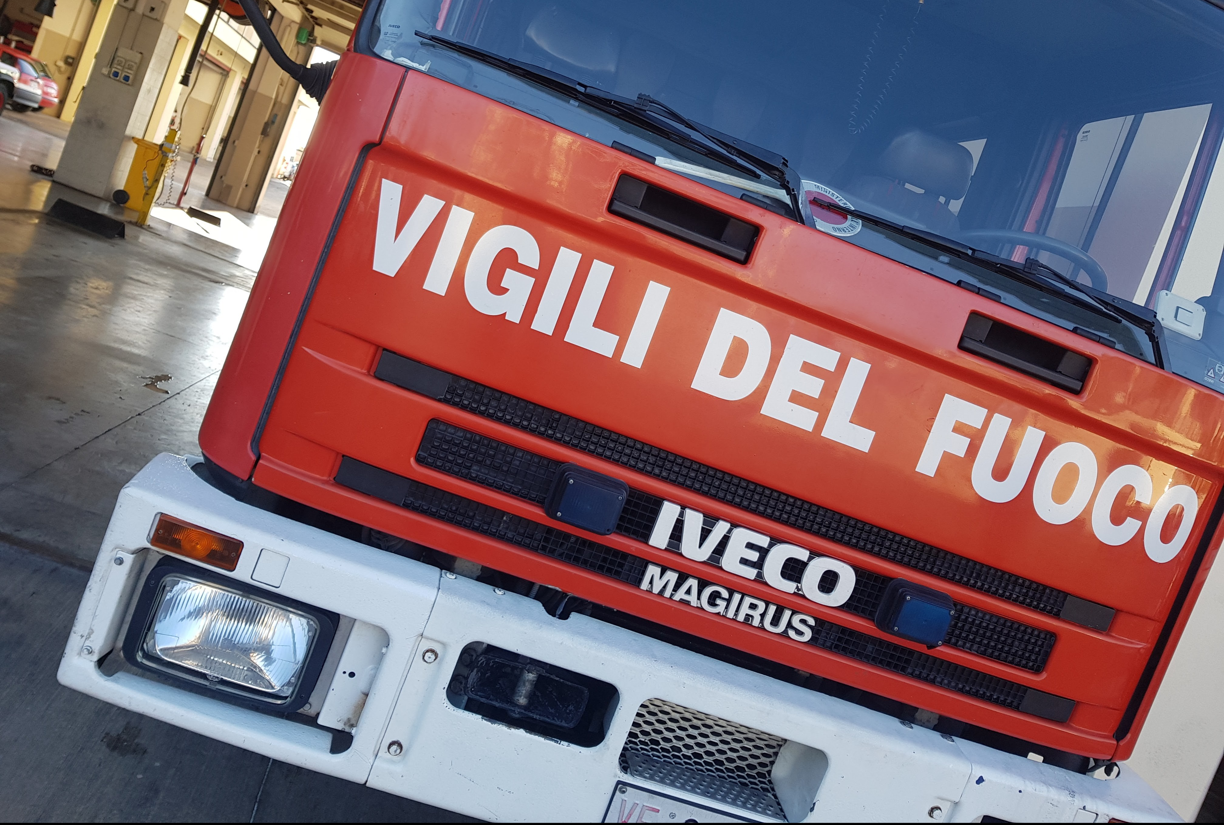 Mezzo dei vigili del fuoco. Archivio (foto Settonce) - ©RIPRODUZIONE RISERVATA