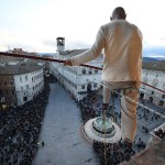 Il funambolo Andrea Loreni a Perugia (foto Belfiore)
