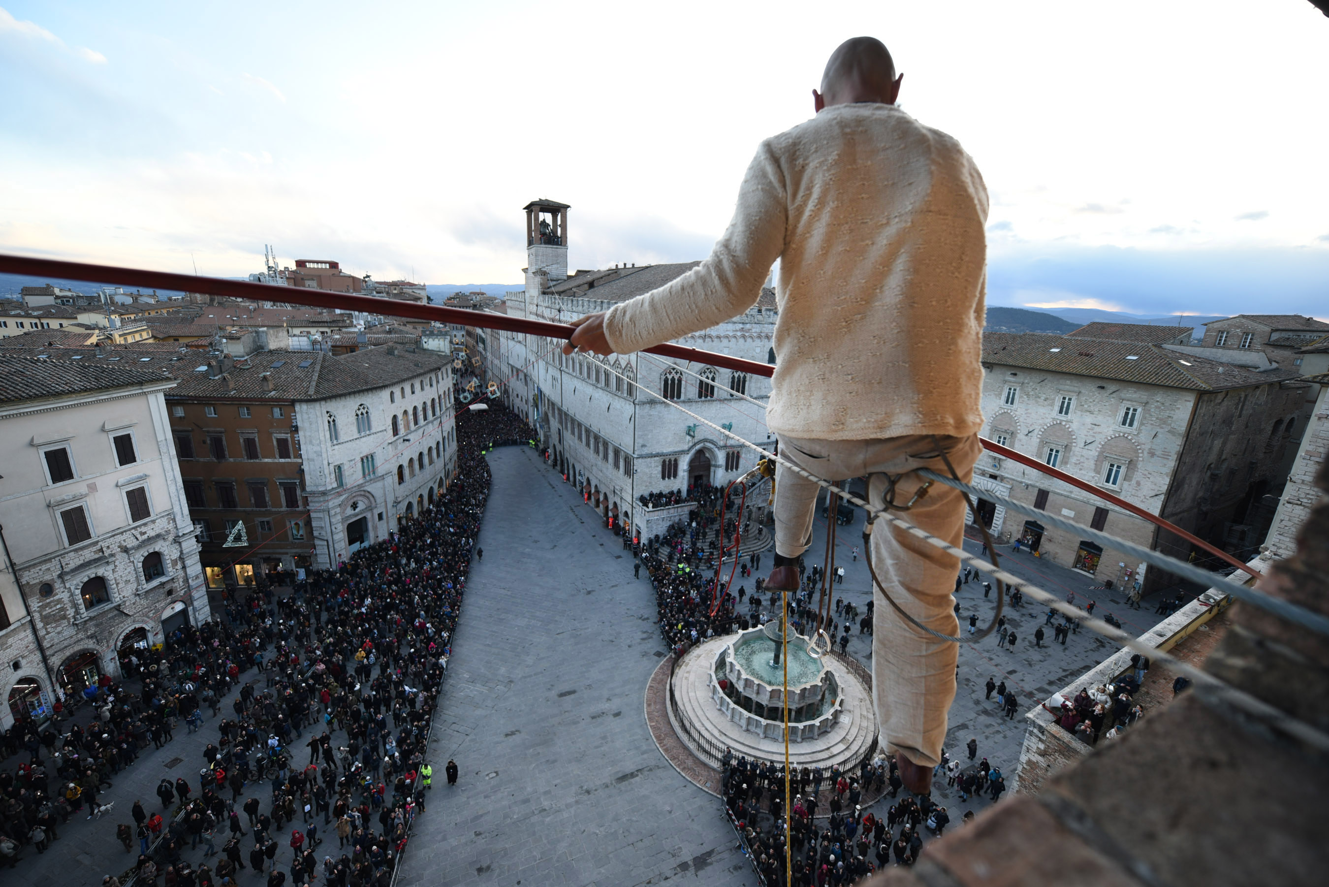 Il funambolo Andrea Loreni a Perugia (foto Belfiore)