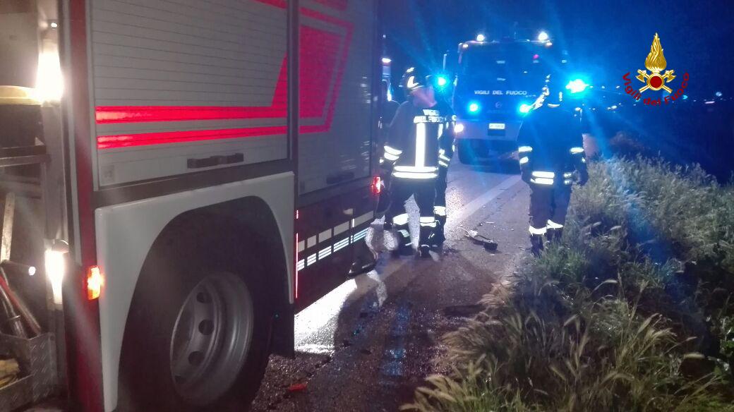 Intervento dei vigili del fuoco per un incidente stradale. Archivio