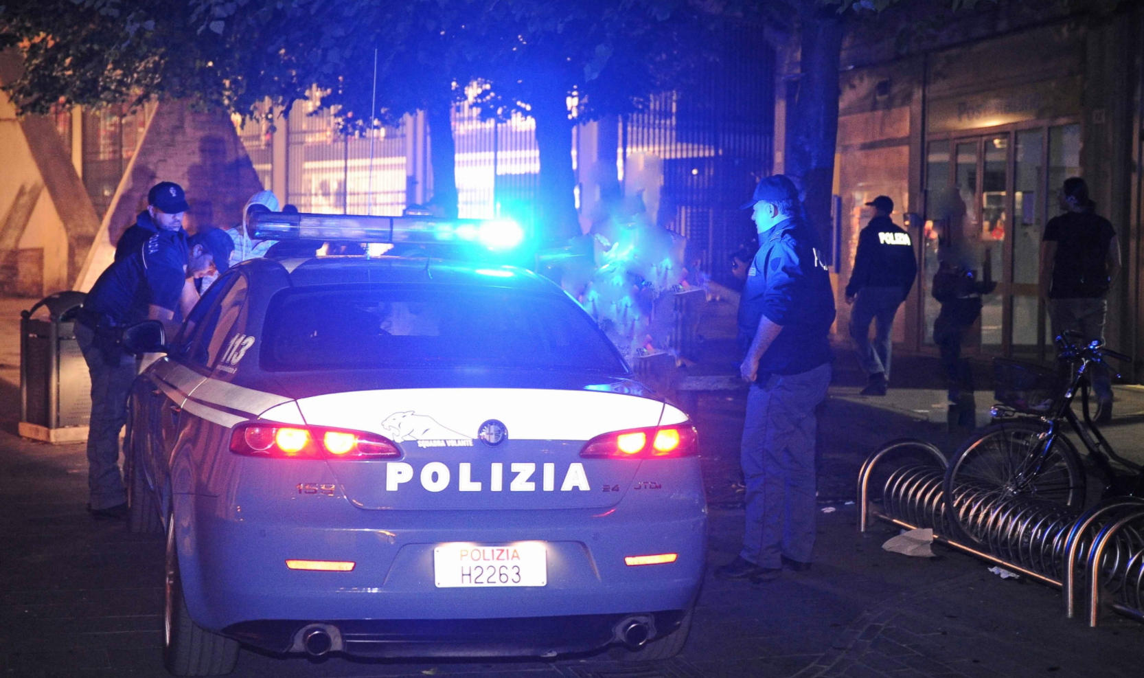 Polizia al lavoro. Archivio (foto www.questure.poliziadistato.it)