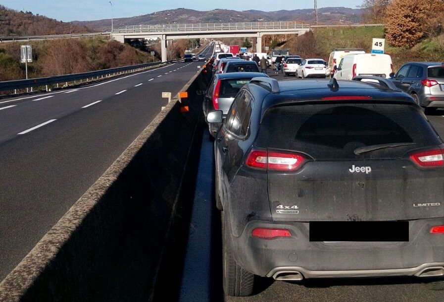 Traffico bloccato tra Corciano e Mantignana