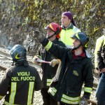 Vigili del fuoco al lavoro (foto Settonce, riproduzione riservata)