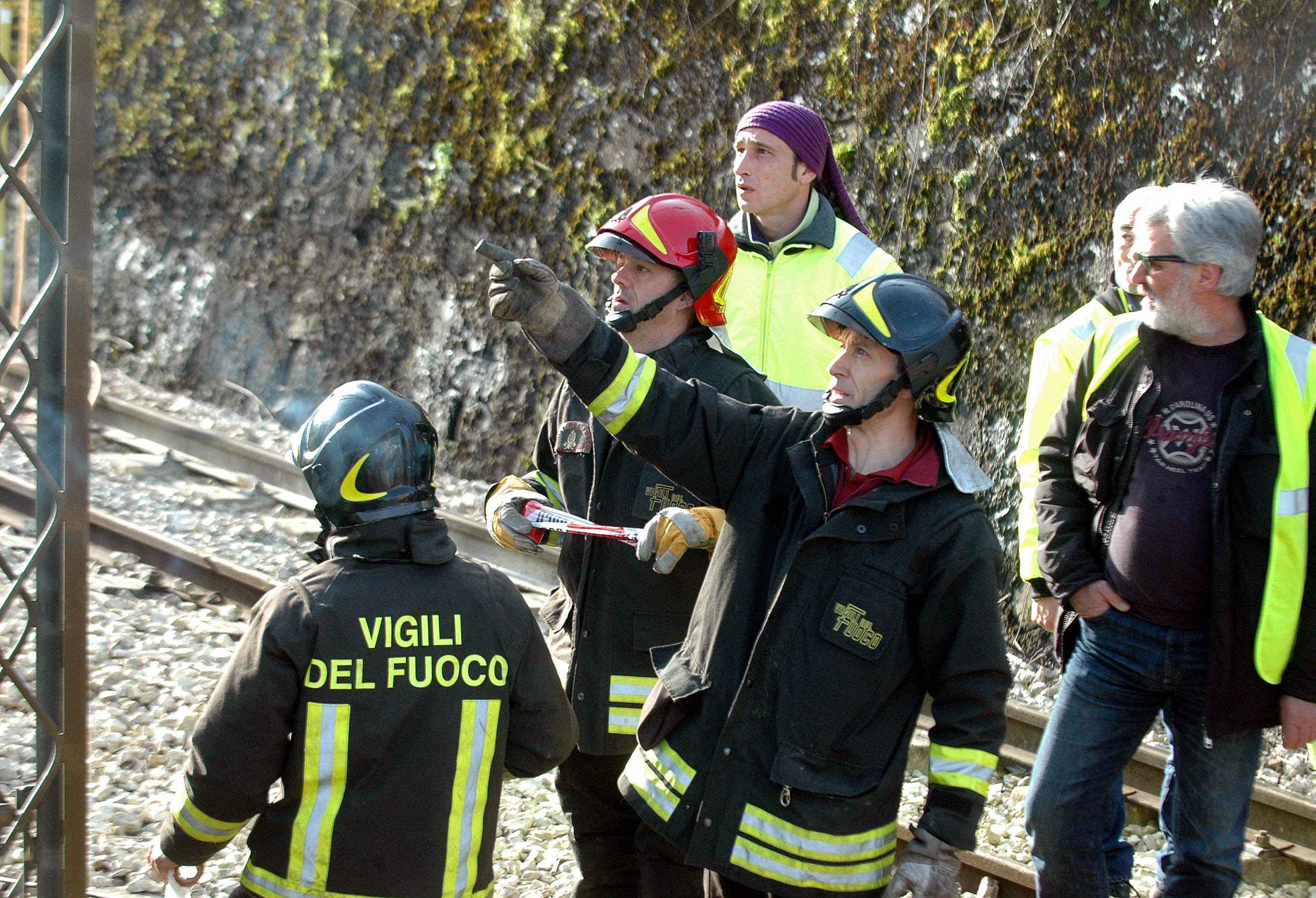 Vigili del fuoco al lavoro (foto Settonce, riproduzione riservata)