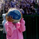 Bambina che gioca in residenza per minori. Archivio (foto www.aynicooperazione.org)