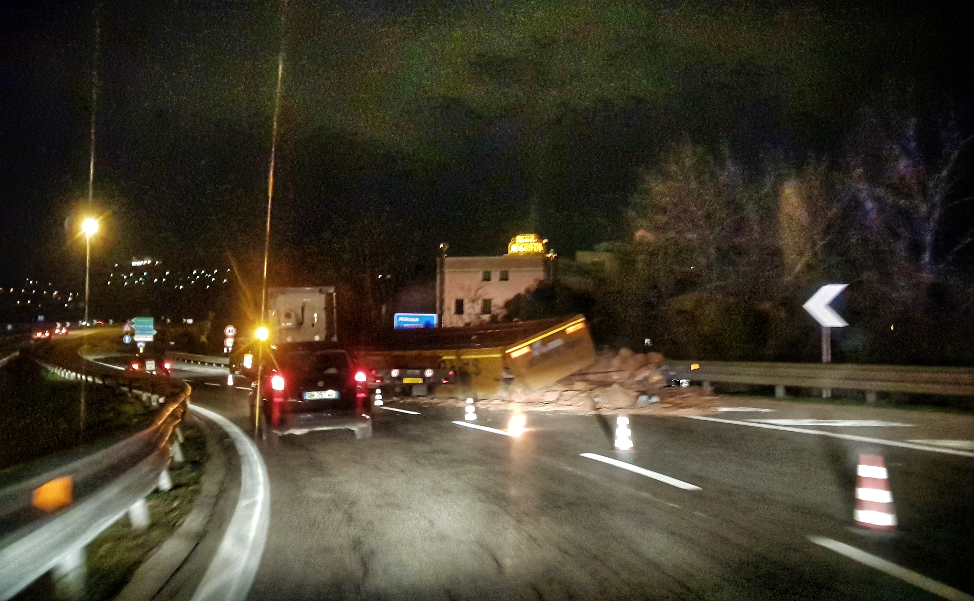 Il carico di un camion si riversa sull'asfalto (foto Settonce) - ©RIPRODUZIONE RISERVATA