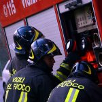 Vigili del fuoco in azione (foto Settonce, RIPRODUZIONE RISERVATA)