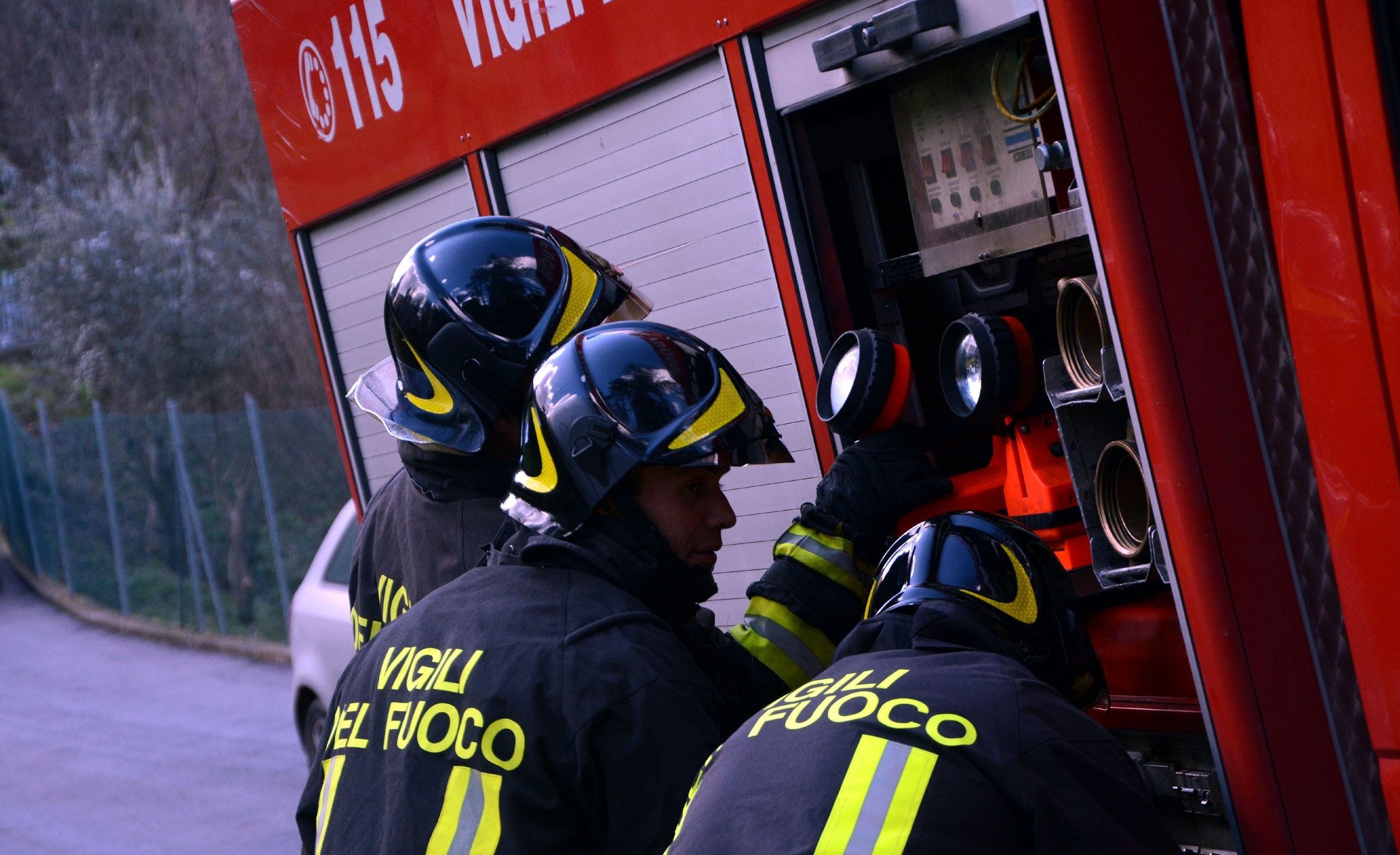 Vigili del fuoco in azione (foto Settonce, RIPRODUZIONE RISERVATA)