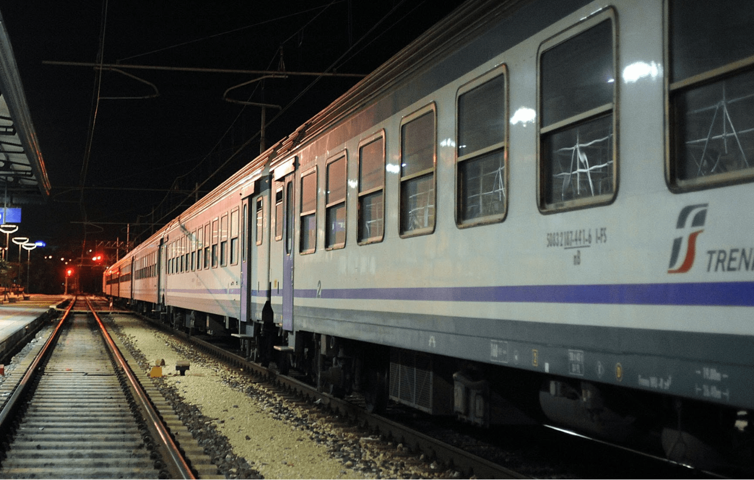 Treno alla stazione. Archivio (foto Settonce) - ©RIPRODUZIONE RISERVATA