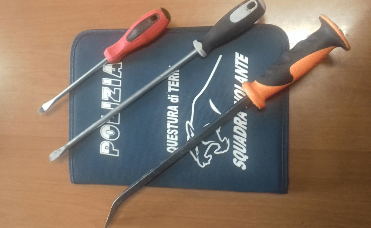 Arnesi da scasso trovati dagli agenti della volante