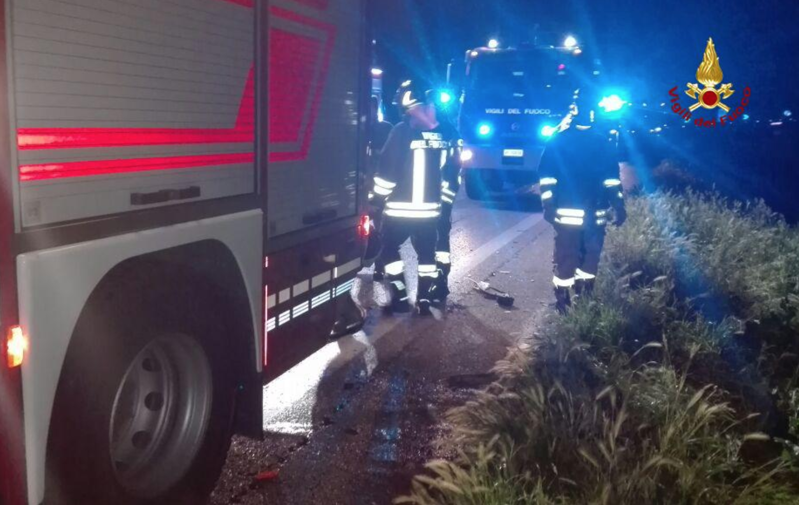 Incidente stradale, intervento dei vigili del fuoco. Archivio