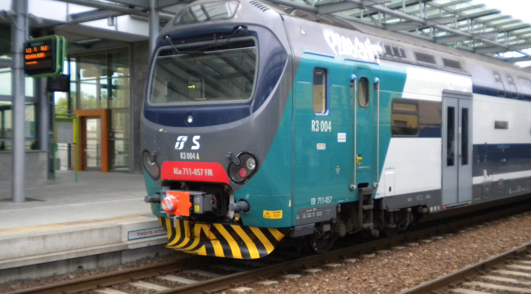 Treno fermo alla stazione. Archivio