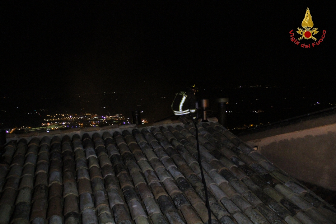 Vigili del fuoco al lavoro per l'incendio di una canna fumaria (foto d'archivio vigilidelfuoco.tv)