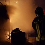 Vigili del fuoco alle prese con le fiamme. Archivio