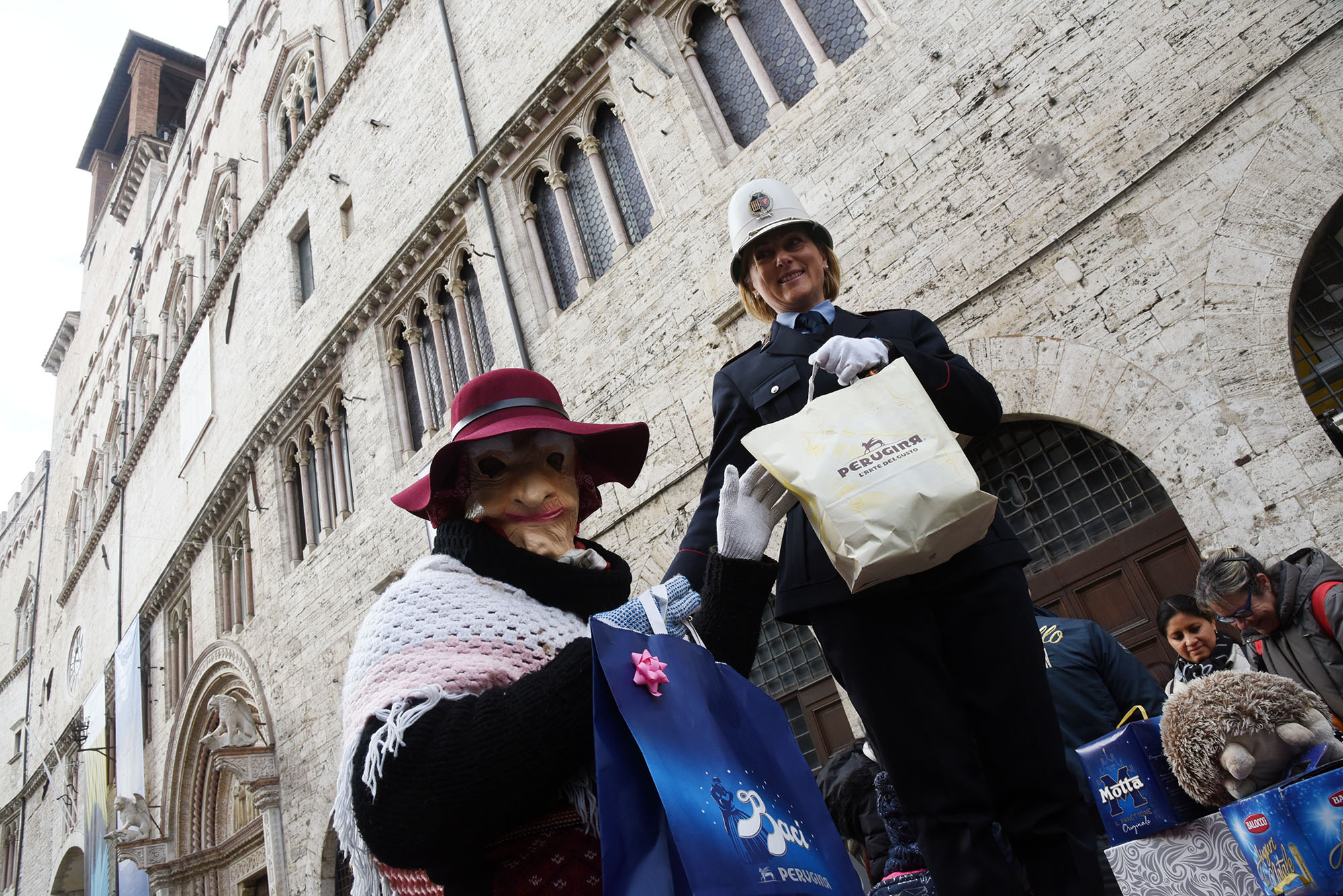 La Befana del vigile (foto Settonce, ©RIPRODUZIONE RISERVATA)