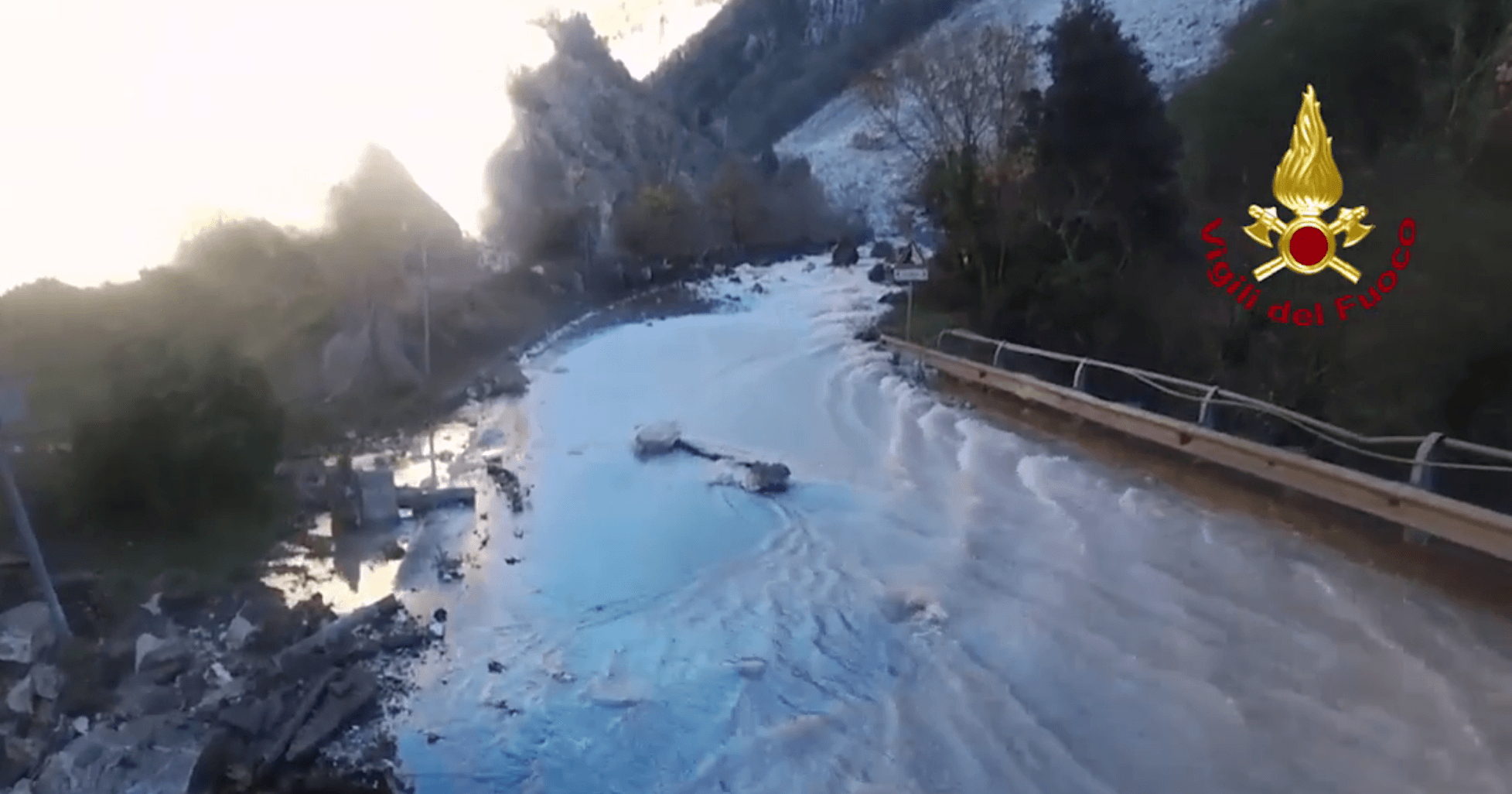 Fiume Nera invade strada "Valnerina" in seguito a una frana provocata dal terremoto