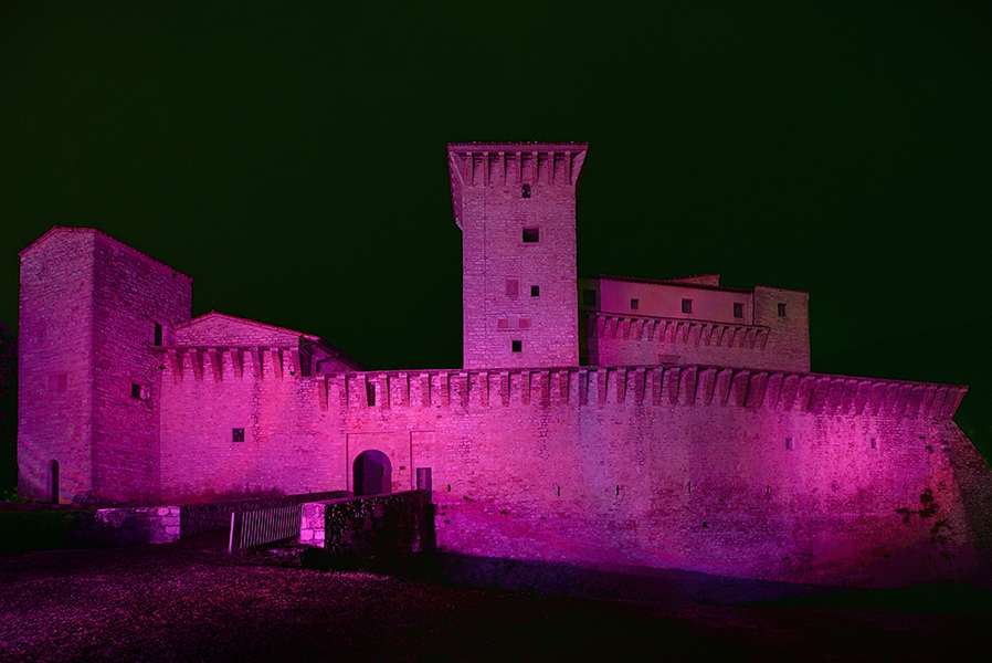 Gualdo Tadino, Rocca Flea illuminata di rosa per il Giro (foto giroditalia.it)