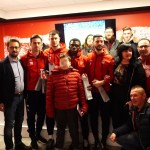 Foto di gruppo giocatori e tifosi