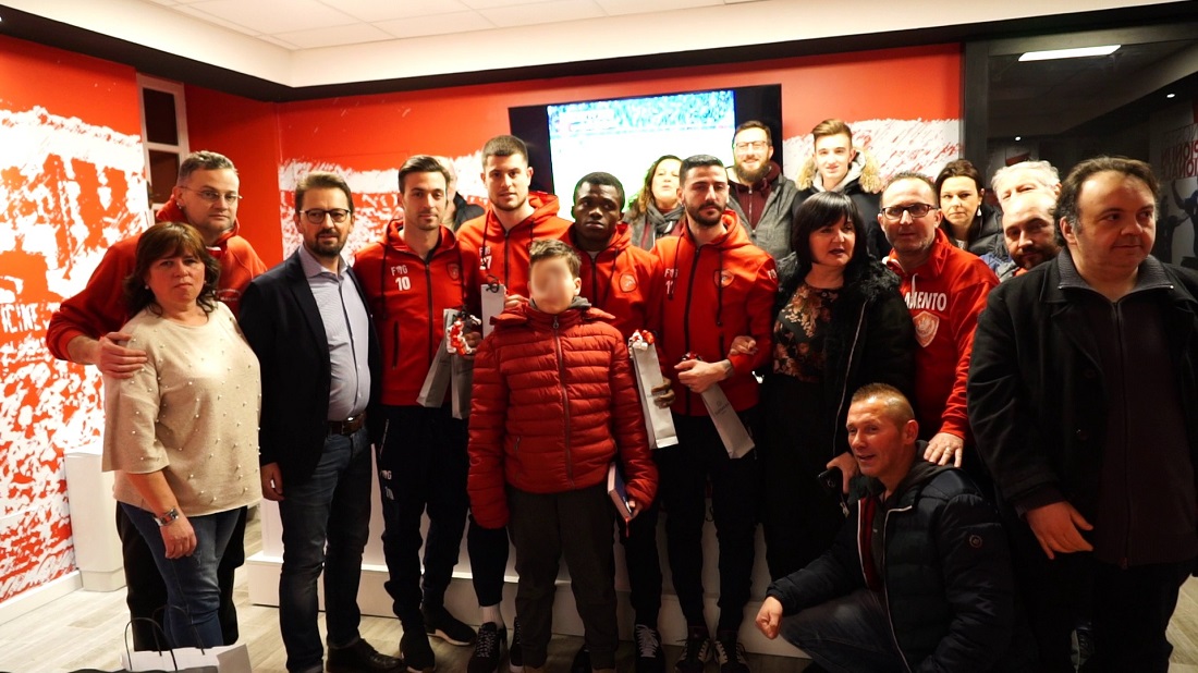 Foto di gruppo giocatori e tifosi