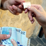 Droga in cambio di soldi. Repertorio (foto poliziadistato.it)