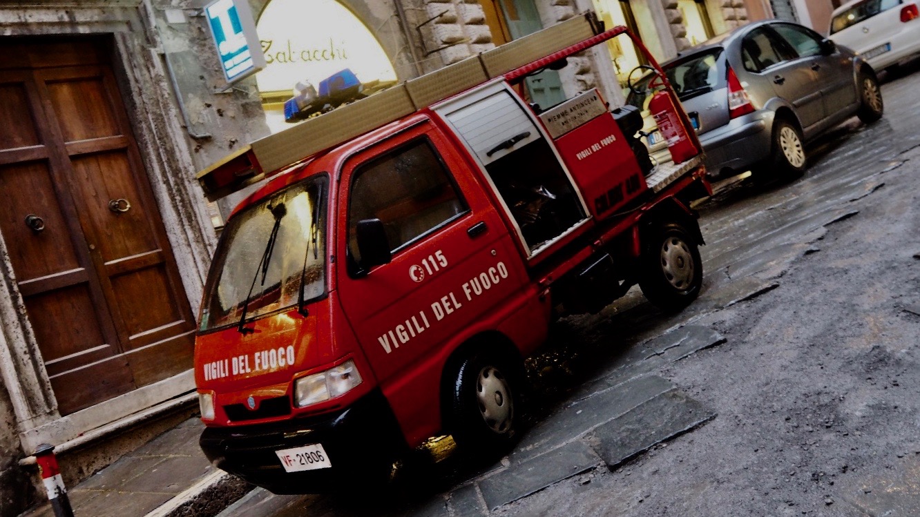L'intervento dei vigili del fuoco in centro a Perugia