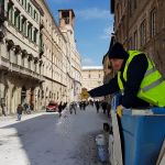 Lo spargimento di sale su corso Vannucci (foto di Pasquale Punzi)