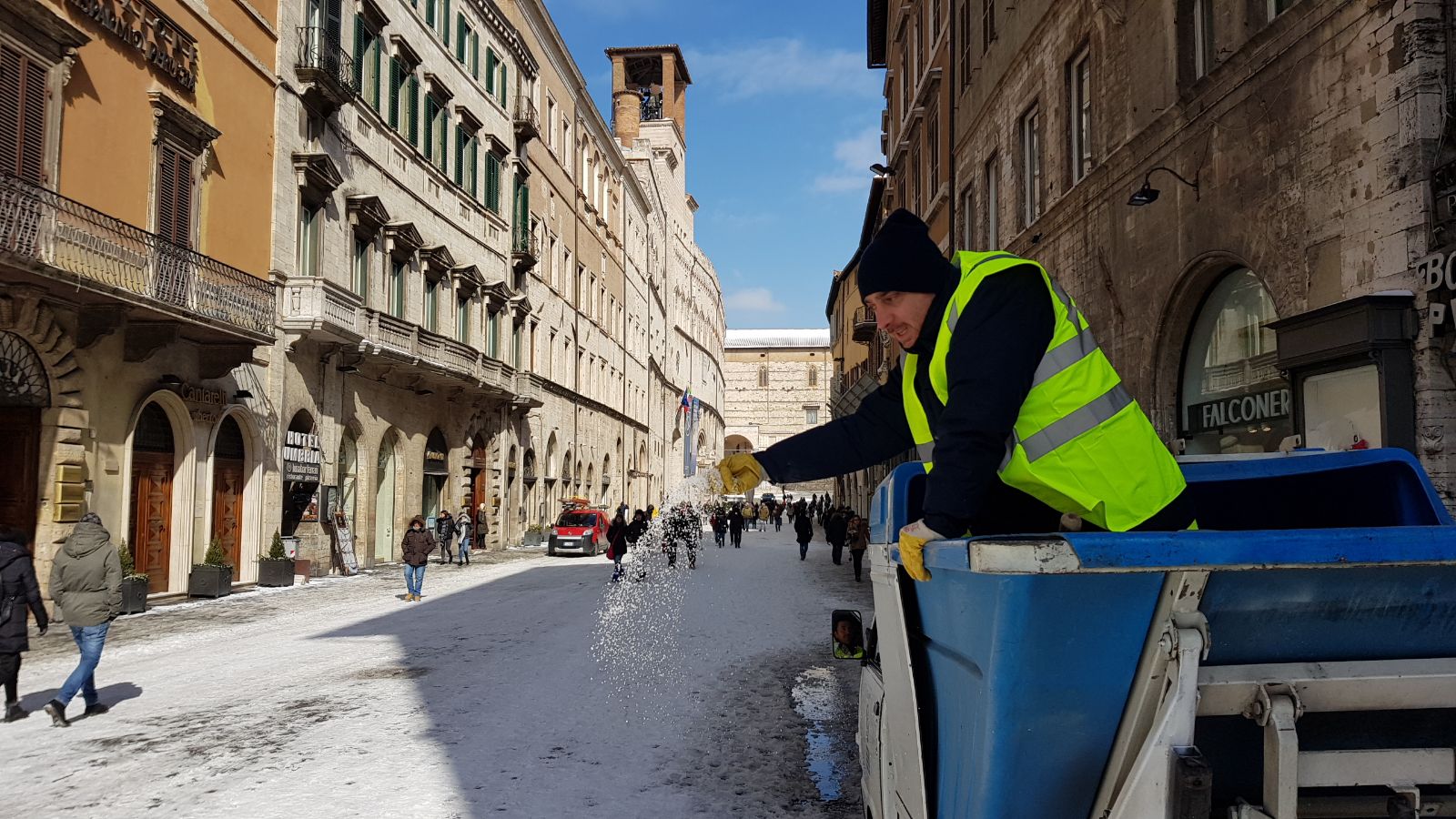 Lo spargimento di sale su corso Vannucci (foto di Pasquale Punzi)