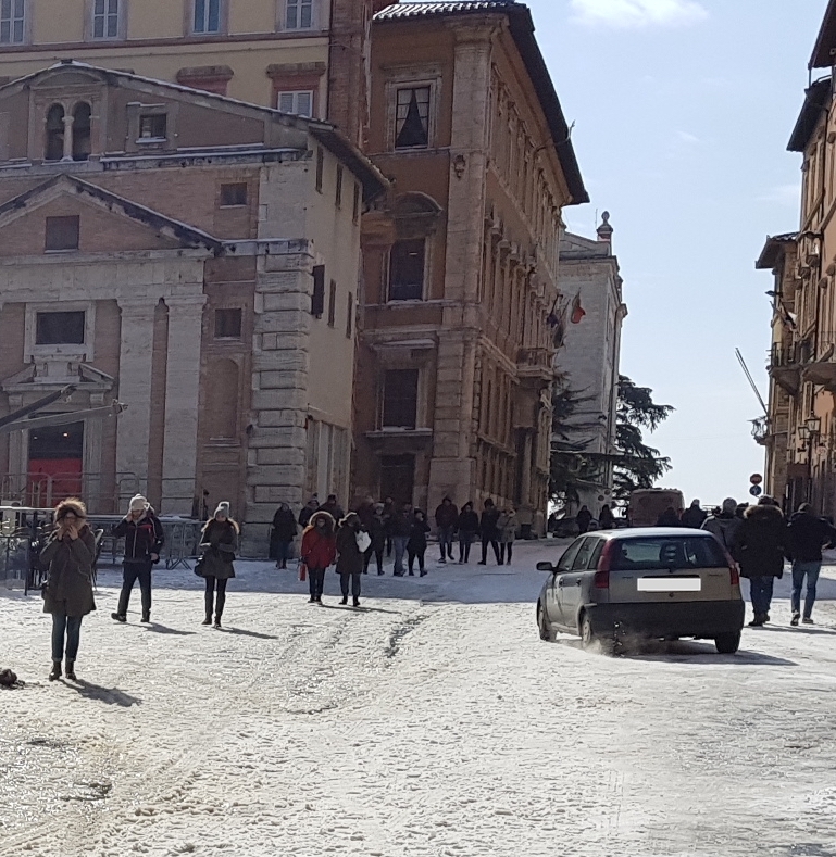 Neve e auto in corso Vannucci (foto Pasquale Punzi)