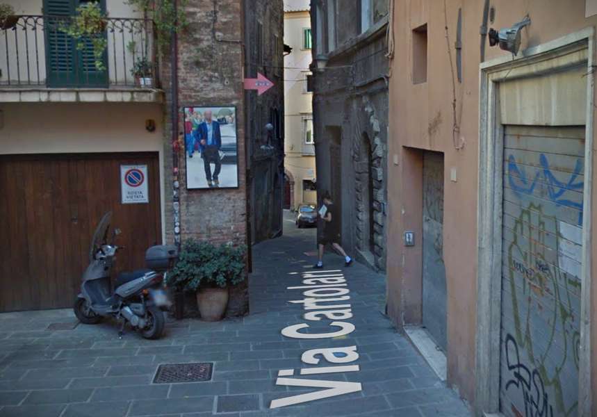 Via Cartolari a Perugia, targa in ricordo di Paolo Vinti (foto google.com)