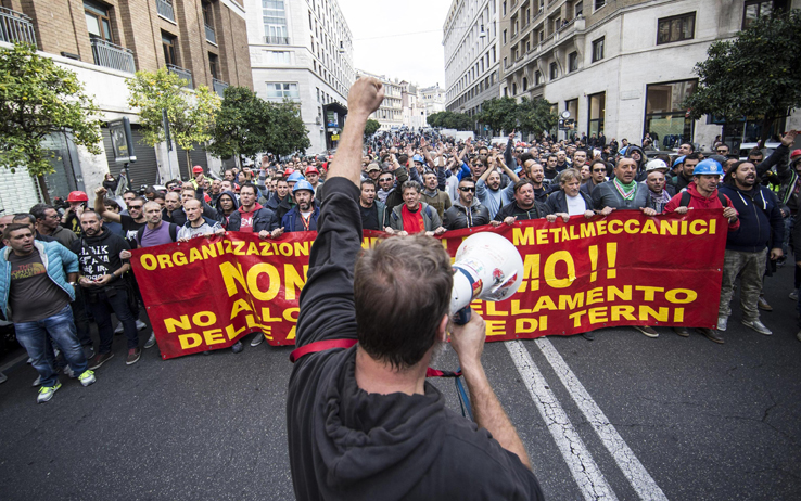 Una manifestazione in difesa delle Acciaierie di Terni (foto SkyTg24.it)