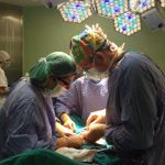 Il dottor Giorgio Epicoco in sala operatoria