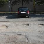 Le profonde buche segnalate nel parcheggio di Pieve di Campo