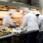 Cuochi e camerieri al lavoro (foto brooksbymelton.ac.uk)