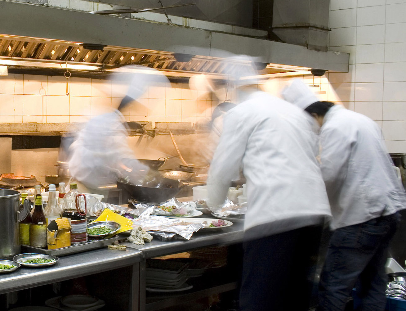 Cuochi e camerieri al lavoro (foto brooksbymelton.ac.uk)