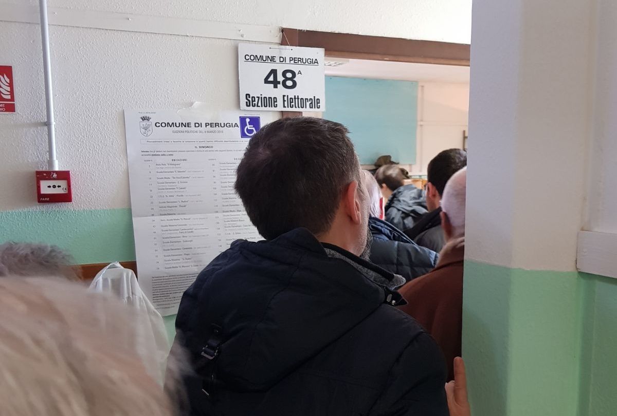 Elezioni - Fila ai seggi 
