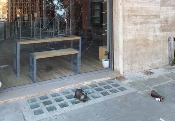 Il vetro e il birillo di ghisa