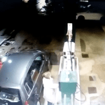 Il momento in cui il ladro è entrato in auto