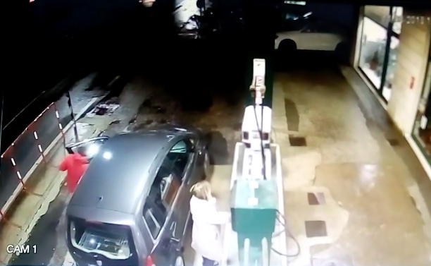 Il momento in cui il ladro è entrato in auto