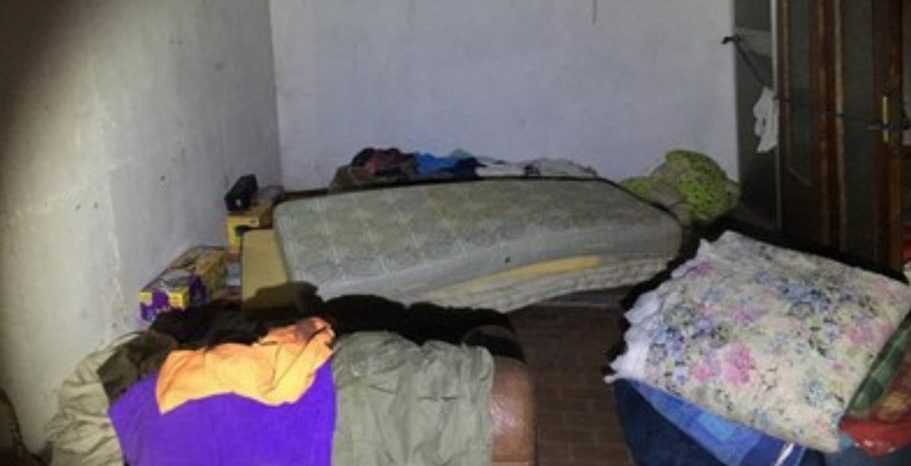 Un garage occupato abusivamente. Repertorio