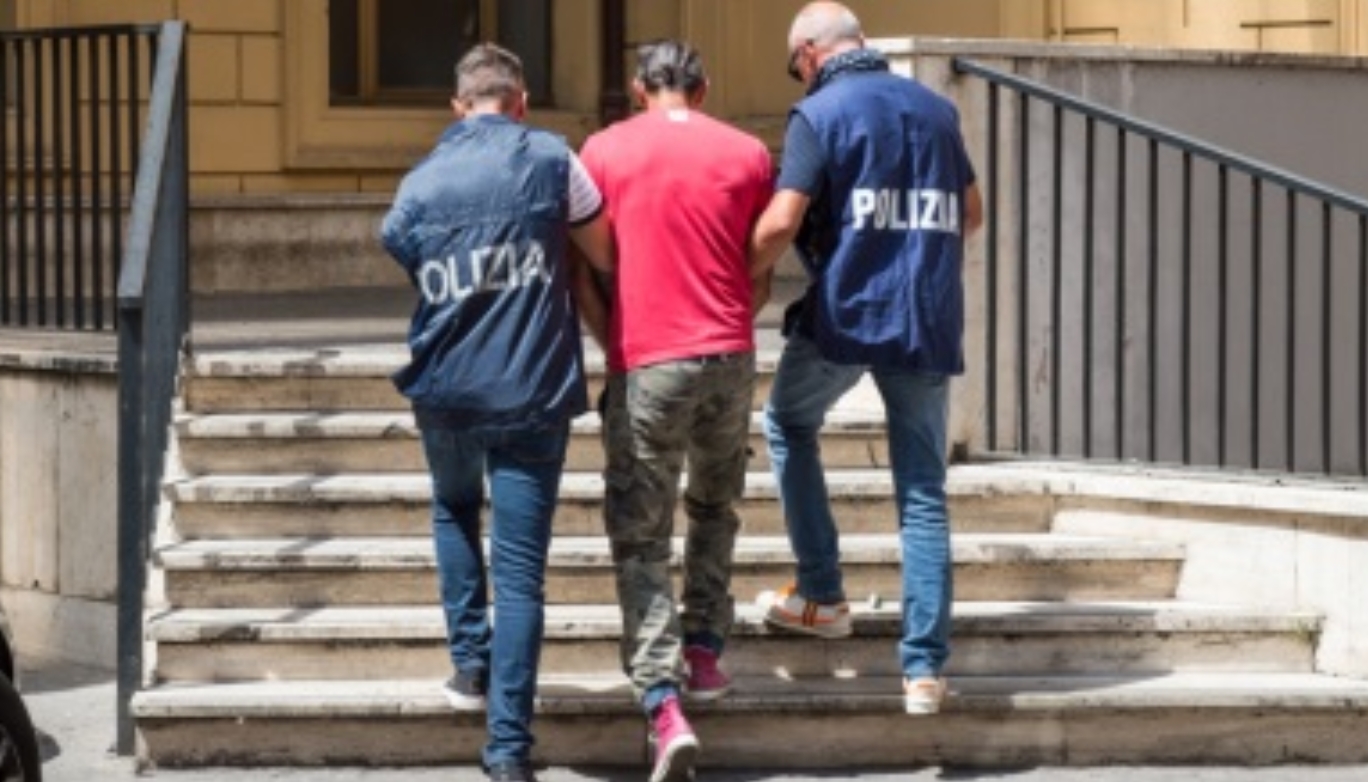 Arresto da parte della squadra mobile. Repertorio