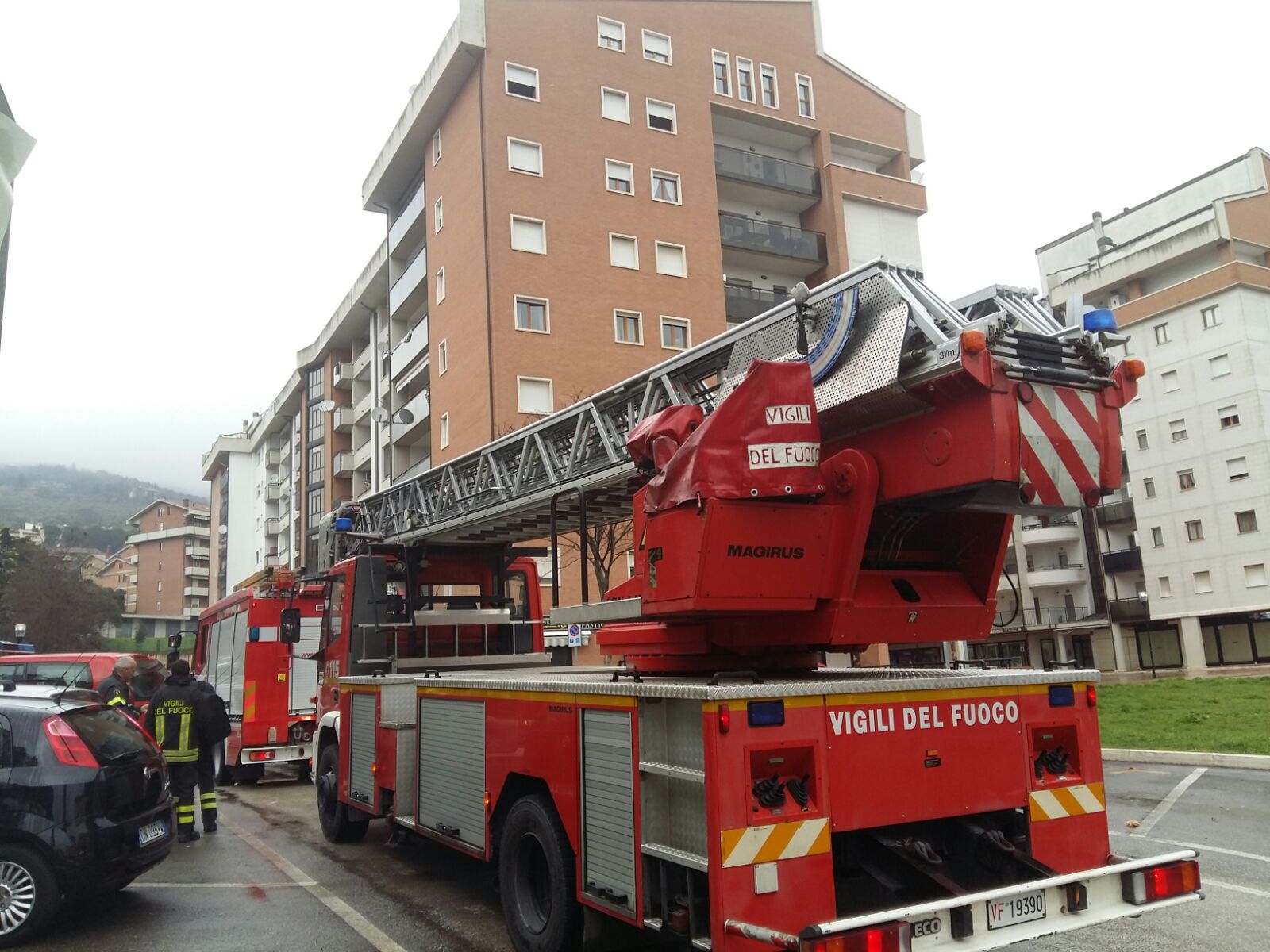 L'intervento dei vigili del fuoco a Ellera