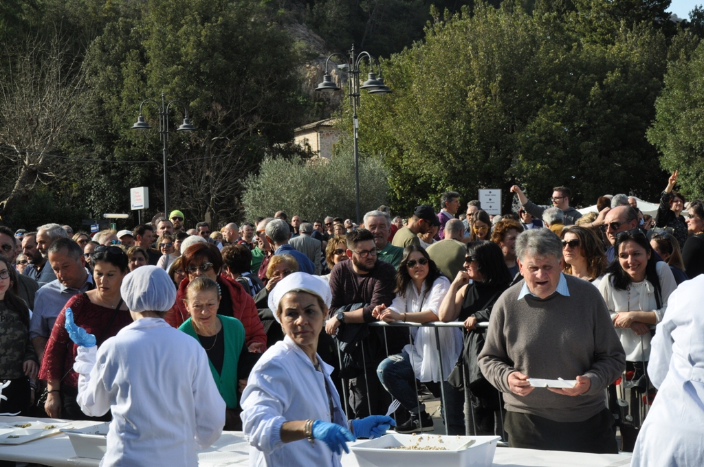 La fila per frittata e risotto da record